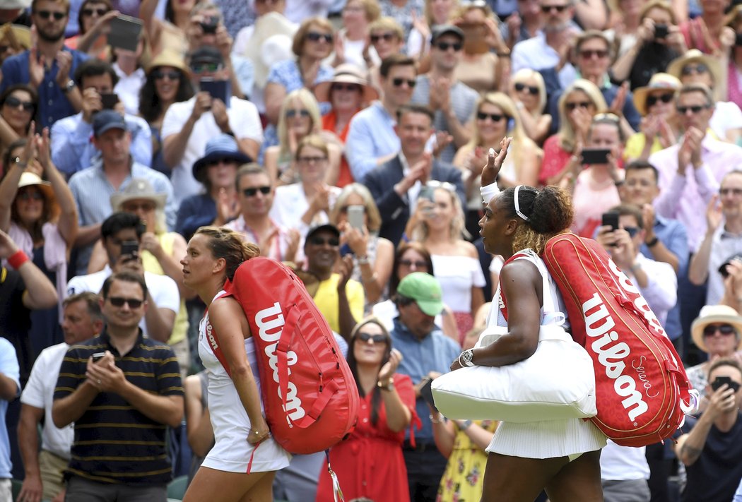 Poražená Barbora Strýcová odchází jako první z wimbledonského centrkurtu, za ní mává fanouškům vítězka Serena Williamsová