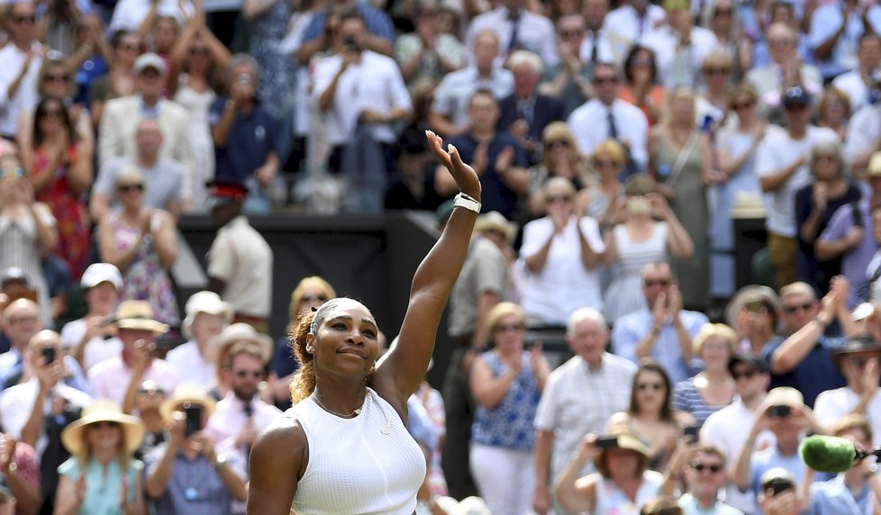 Serena Williamsová se raduje z postupu do finále Wimbledonu po výhře nad Barborou Strýcovou