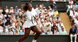 Americká tenistka Serena Williamsová během utkání ve Wimbledonu proti Italce Giorgiové