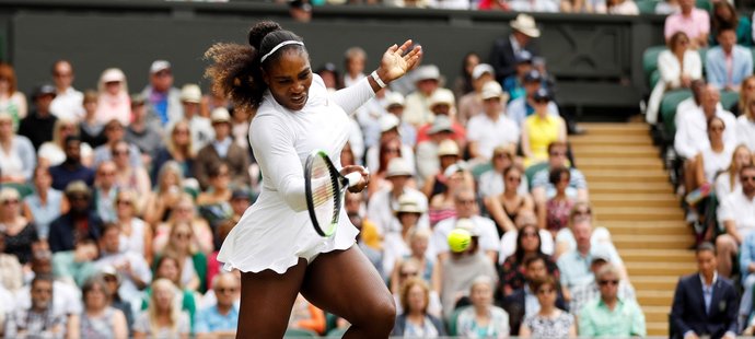 Americká tenistka Serena Williamsová během utkání ve Wimbledonu proti Italce Giorgiové