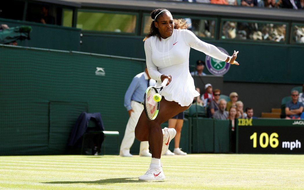 Americká tenistka Serena Williamsová během utkání ve Wimbledonu proti Italce Giorgiové