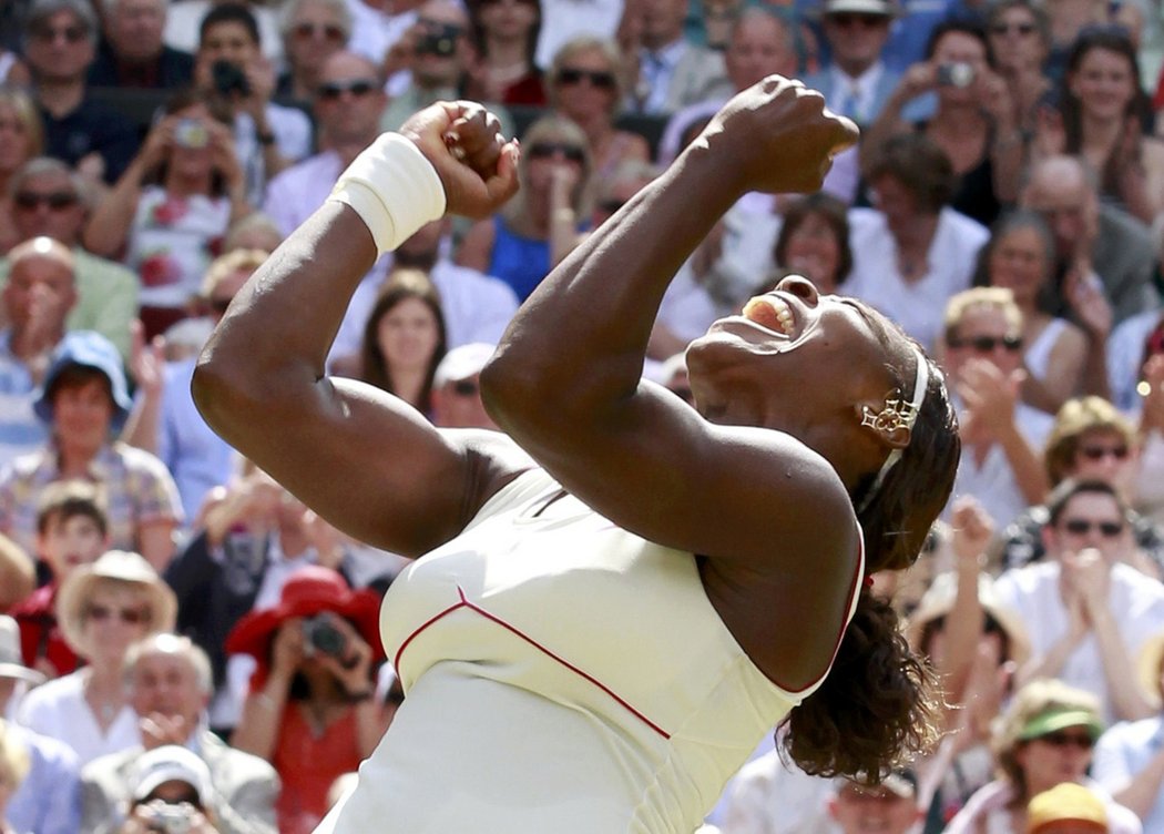 Serena Williamsová porazila Veru Zvonarevovou a raduje se ze svého čtvrtého wimbledonského triumfu