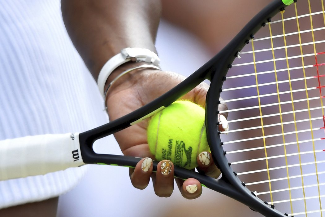 Manikúra Sereny Williamsové v semifinále Wimbledonu proti Barboře Strýcové