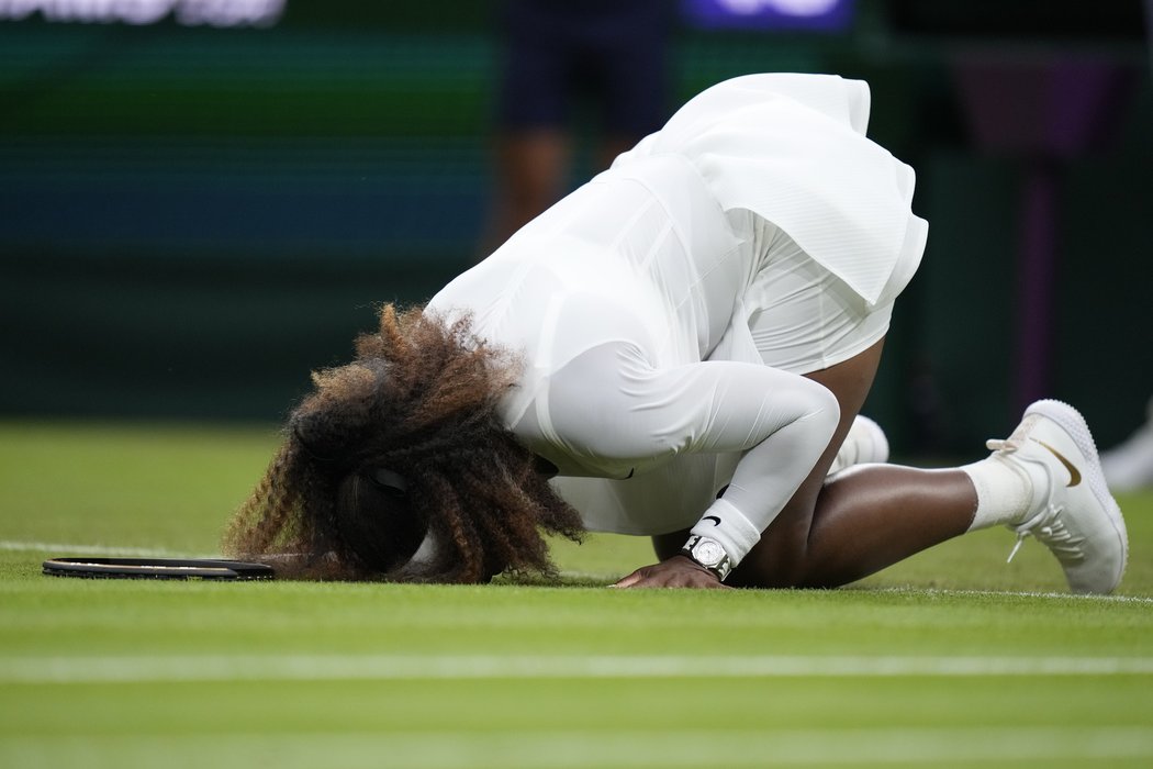 Serena Williamsová se po pádu zranila a musela v slzách skrečovat