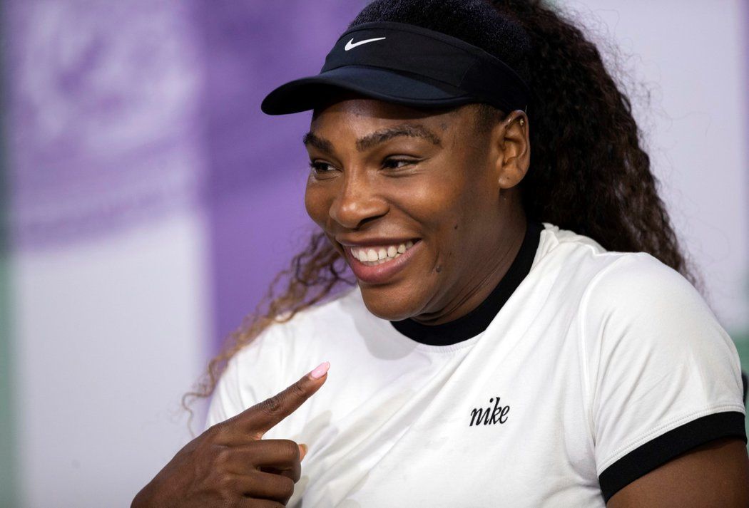 Serena Williamsová v dobrém rozmaru na tiskové konferenci před začátkem Wimbledonu