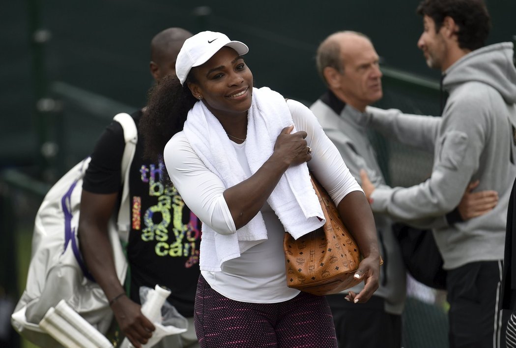 Serena Williamsová opouští trénink na jednom z wimbledonských kurtů