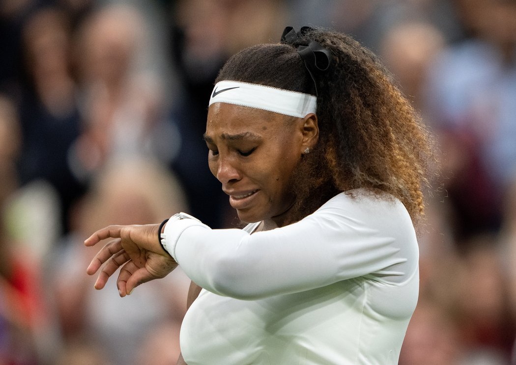 Serena Williamsová v emocích po pádu ve Wimbledonu