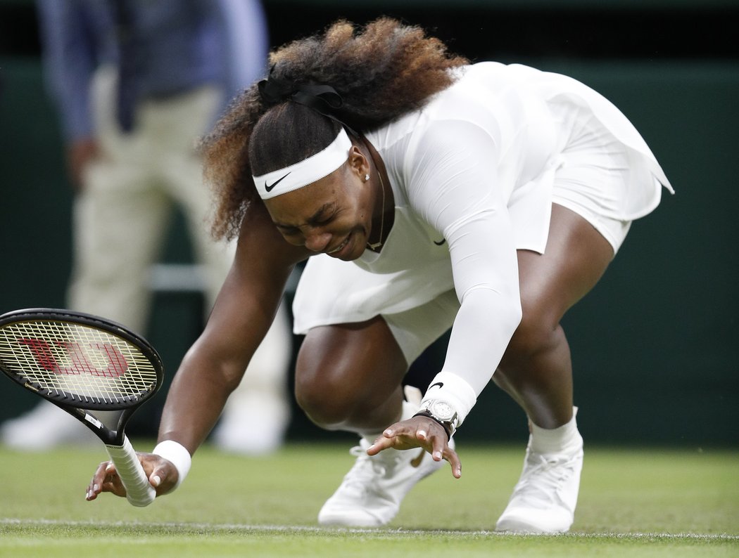 Serena Williamsová padá ve svém zápase prvního kola Wimbledonu