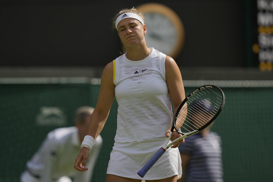 Karolína Muchová po prohraném míči se Simonou Halepovou v prvním kole Wimbledonu