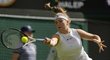 Karolína Muchová v zápase se Simonou Halepovou v prvním kole Wimbledonu
