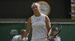 Karolína Muchová po prohraném míči se Simonou Halepovou v prvním kole Wimbledonu