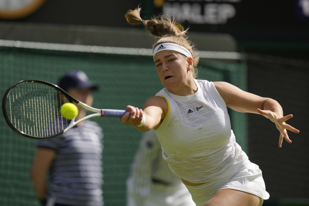 Karolína Muchová v zápase se Simonou Halepovou v prvním kole Wimbledonu