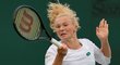 Česká tenistka Kateřina Siniaková v utkání na travnatém Wimbledonu