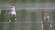 Barbora Krejčíková a Kateřina Siniaková v akci na Wimbledonu