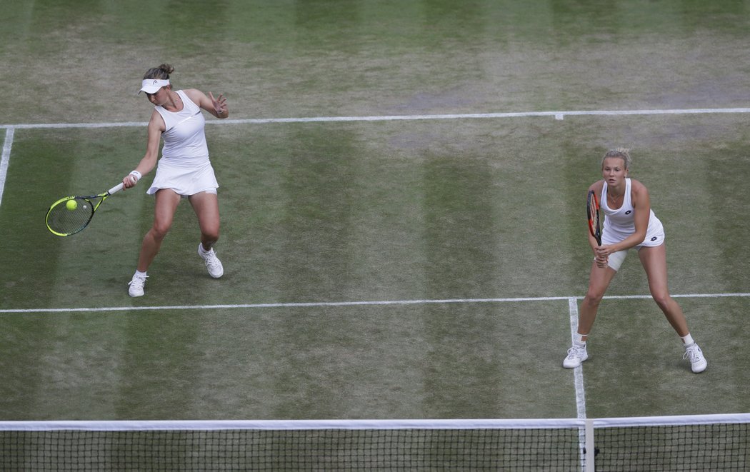 Barbora Krejčíková a Kateřina Siniaková v akci na Wimbledonu