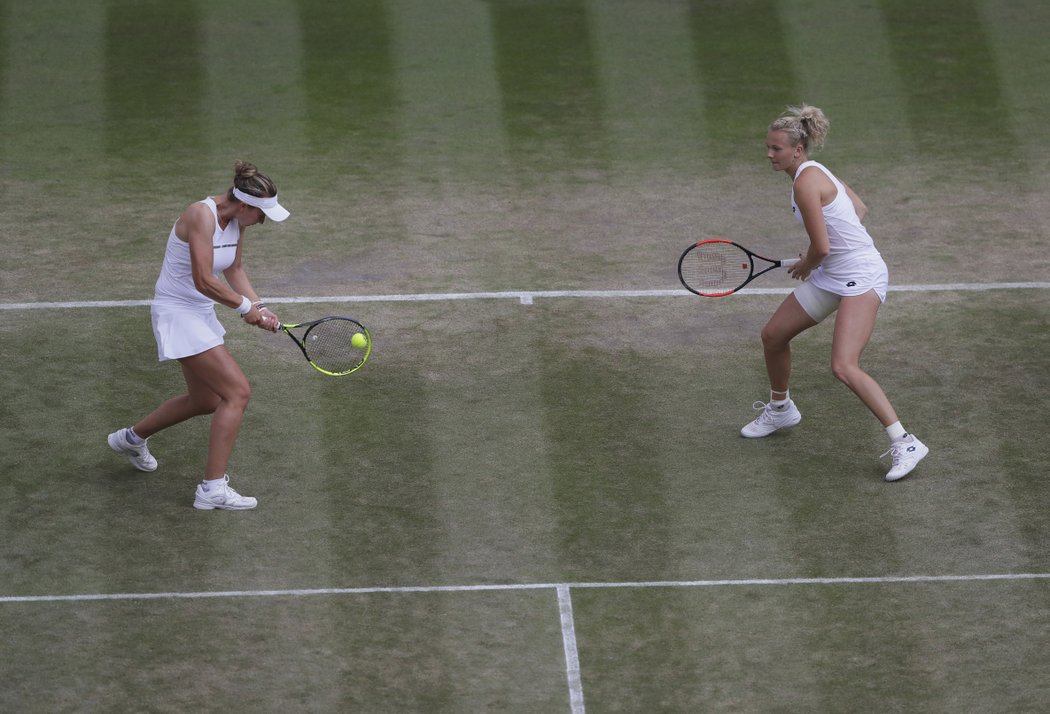 Barbora Krejčíková a Kateřina Siniaková na Wimbledonu