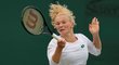 Česká tenistka Kateřina Siniaková v utkání na travnatém Wimbledonu