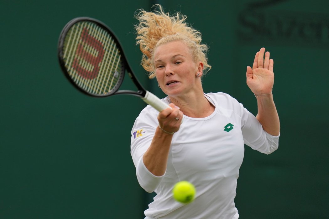 Česká tenistka Kateřina Siniaková v utkání na travnatém Wimbledonu