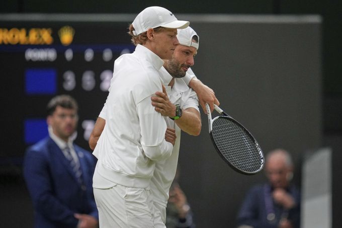 Wimbledon: Sinnerovi hrozil konec, ztrácel 0:2 na sety. Ale Dimitrov se zranil a vzdal Wimbledon: Sinnerovi hrozil konec, ztrácel 0:2 na sety. Ale Dimitrov se zranil a vzdal