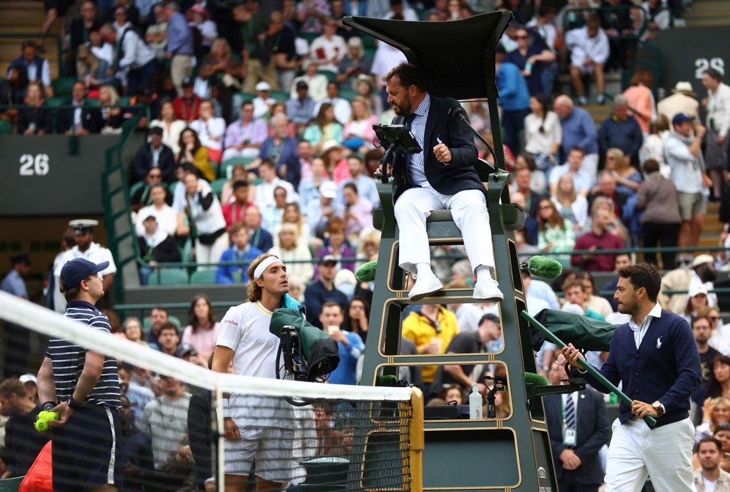 Stefanos Tsitsipas si něco vysvětluje s umpirovým sudím