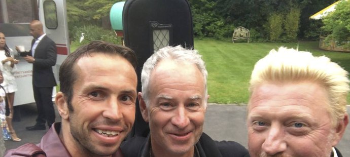 Kolik je těmhle fešákům dohromady let? Radek Štěpánek na oslavě narozenin manželky Borise Beckera ulovil i selfie s Johnem McEnroem.