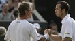 Radek Štěpánek si potřásá rukou s Lleytonem Hewittem po prohraném osmifinále Wimbledonu