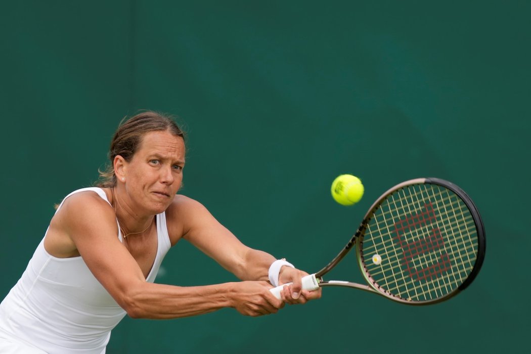 Barbora Strýcová v akci na Wimbledonu