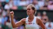 Česká tenistka Barbora Strýcová během čtvrtfinále Wimbledonu proti domácí Johanně Kontaové