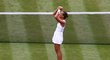Barbora Strýcová zdraví fanoušky Wimbledonu po postupu do semifinále slavného tenisového grandslamu