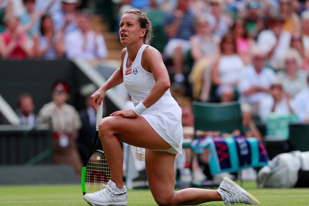 Česká tenistka Barbora Strýcová ve čtvrtfinále Wimbledonu proti domácí Johanně Kontaové