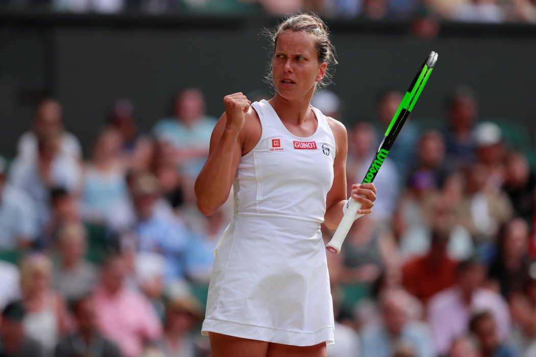 Česká tenistka Barbora Strýcová během čtvrtfinále Wimbledonu proti domácí Johanně Kontaové