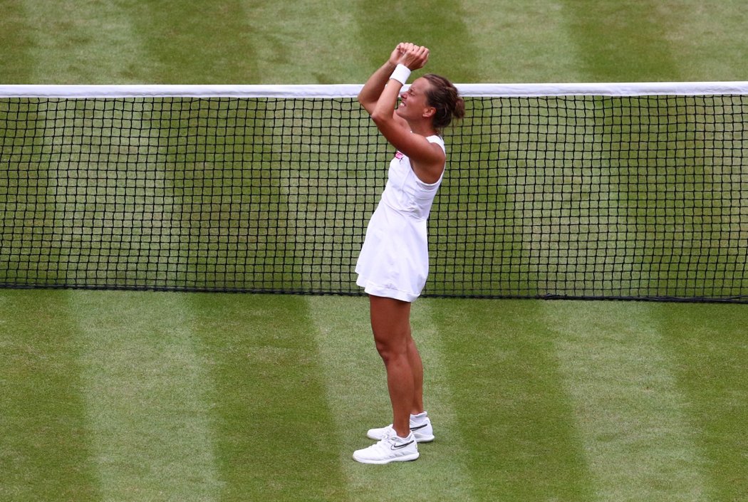 Barbora Strýcová zdraví fanoušky Wimbledonu po postupu do semifinále slavného tenisového grandslamu