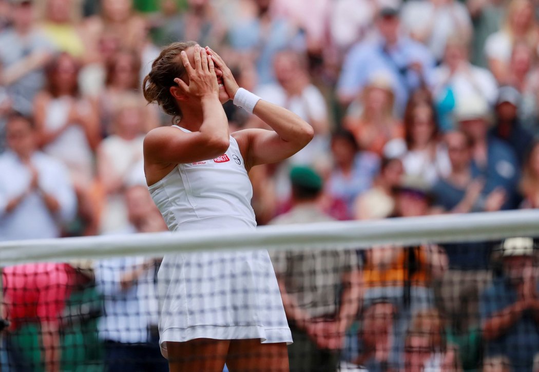 Euforie české tenistky Barbory Strýcové krátce poté, co vyhrála čtvrtfinále Wimbledonu