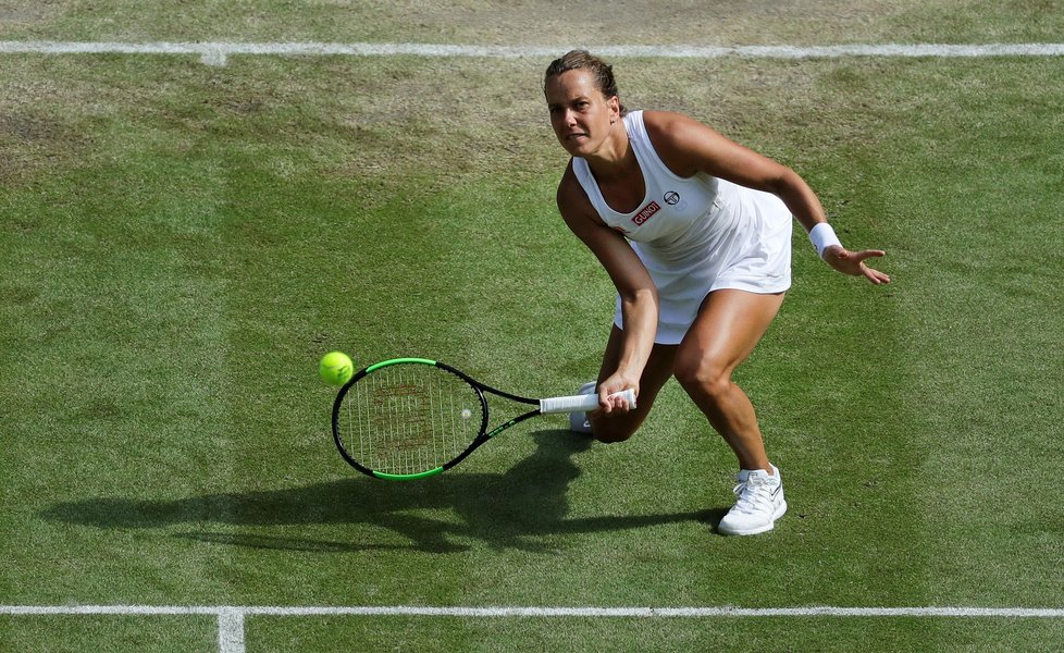 Česká tenistka Barbora Strýcová ve čtvrtfinále Wimbledonu proti domácí Johanně Kontaové