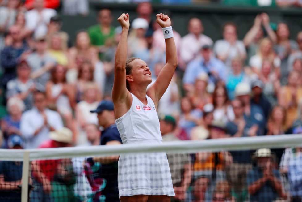 Česká tenistka Barbora Strýcová po výhře ve čtvrtfinále Wimbledonu nad domácí Johannou Kontaovou