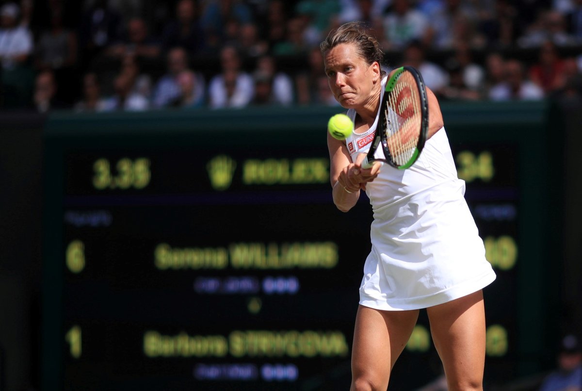 Česká tenistka Barbora Strýcová během semifinále Wimbledonu se Serenou Williamsovou