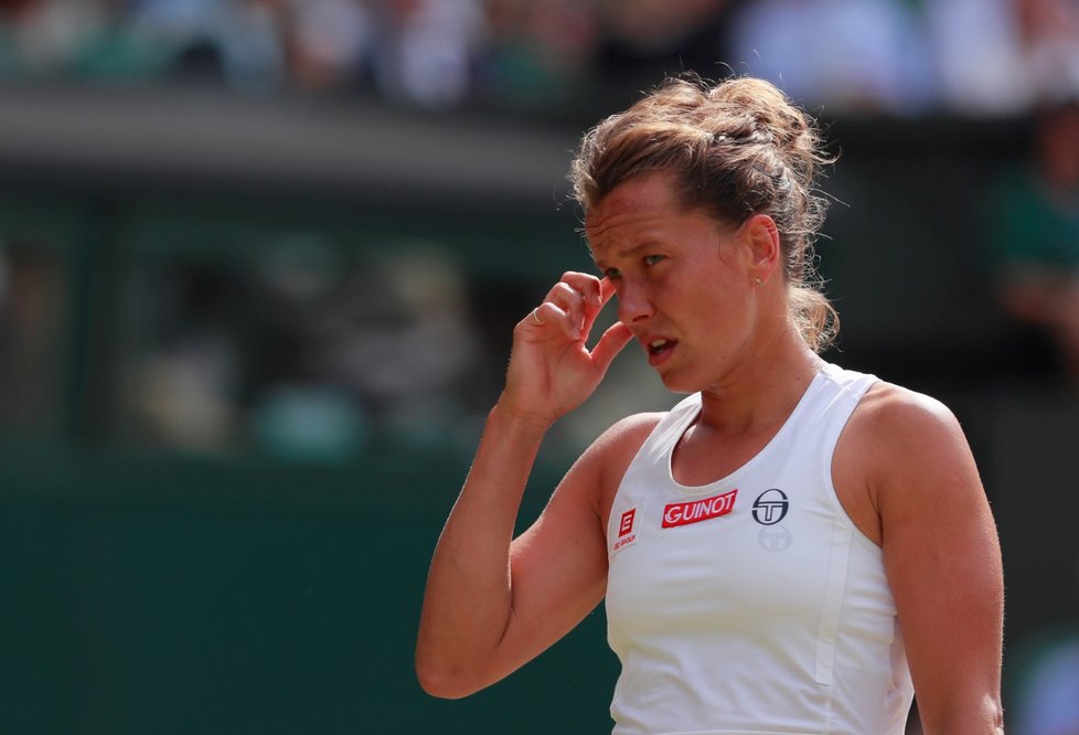 Barbora Strýcová během čtvrtfinálového utkání na Wimbledonu proti domácí Johanně Kontaové