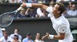 Tomáš Berdych podává v zápase třetího kola Wimbledonu proti Alexandru Zverevovi