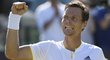 Tomáš Berdych se raduje z vítězství nad Španělem Ferrerem a postupu do osmifinále Wimbledonu