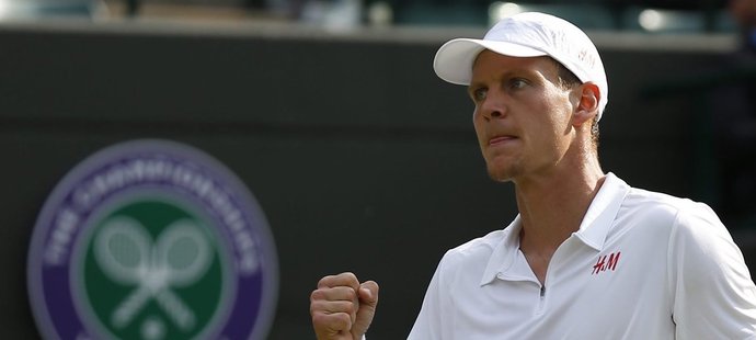 Tomáš Berdych se raduje z dobrého úderu v zápase prvního kola Wimbledonu proti Slováku Kližanovi