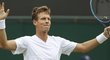 Tomáš Berdych se raduje z triumfu nad Jiřím Veselým a postupu do čtvrtfinále Wimbledonu