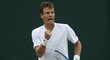 Tomáš Berdych se hecuje v osmifinále Wimbledonu proti krajanovi Jiřímu Veselému