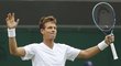 Tomáš Berdych se raduje z triumfu nad Jiřím Veselým a postupu do čtvrtfinále Wimbledonu