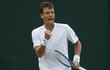 Tomáš Berdych se hecuje v osmifinále Wimbledonu proti krajanovi Jiřímu Veselému