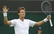 Tomáš Berdych se raduje z triumfu nad Jiřím Veselým a postupu do čtvrtfinále Wimbledonu