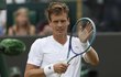 Tomáš Berdych tleská fanouškům po výhře nad krajanem Jiřím Veselým v osmifinále Wimbledonu