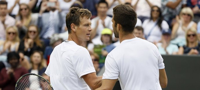 Jiří Veselý (vpravo) gratuluje Tomáši Berdychovi po jeho výhře v osmifinále Wimbledonu