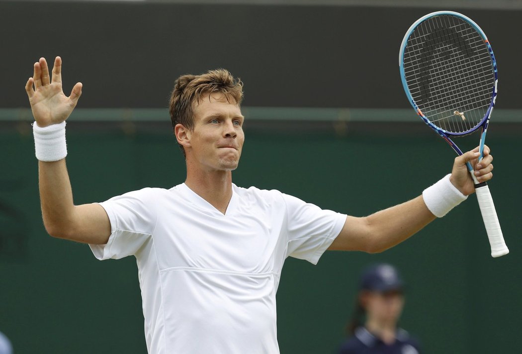 Tomáš Berdych se raduje z triumfu nad Jiřím Veselým a postupu do čtvrtfinále Wimbledonu