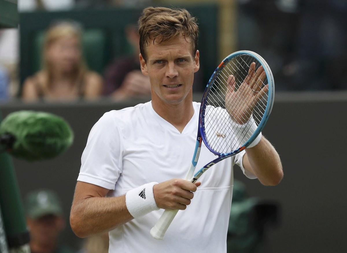 Tomáš Berdych tleská fanouškům po výhře nad krajanem Jiřím Veselým v osmifinále Wimbledonu