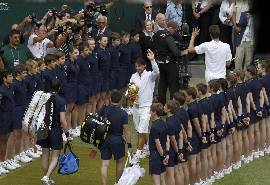 Tomáš Berdych se loučí s centrkurtem, an kterém prohrál wimbledonské finále s Rafaelem Nadalem (vpředu).